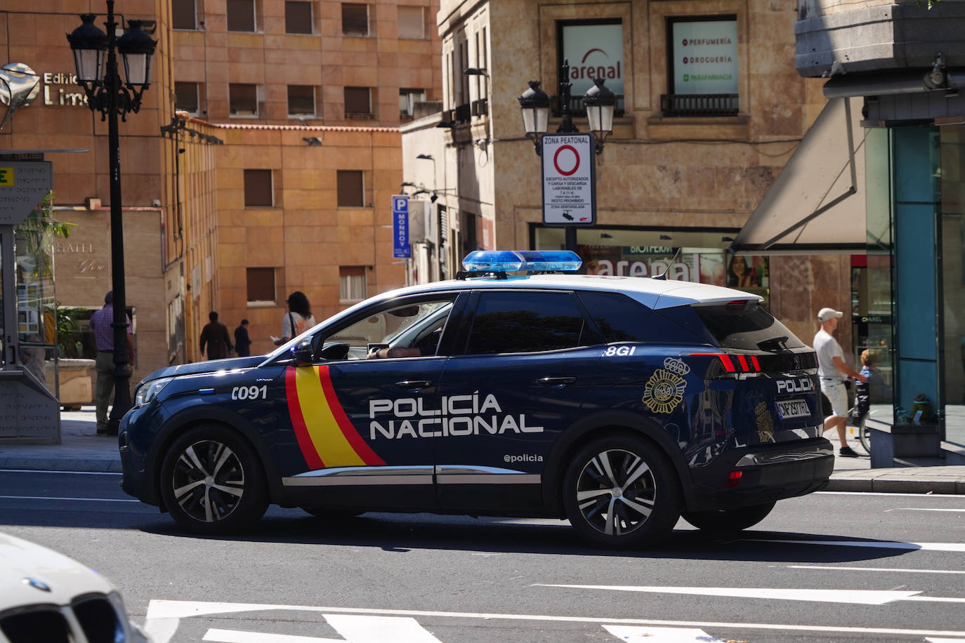 Un coche de la Policía Nacional circula por la capital.