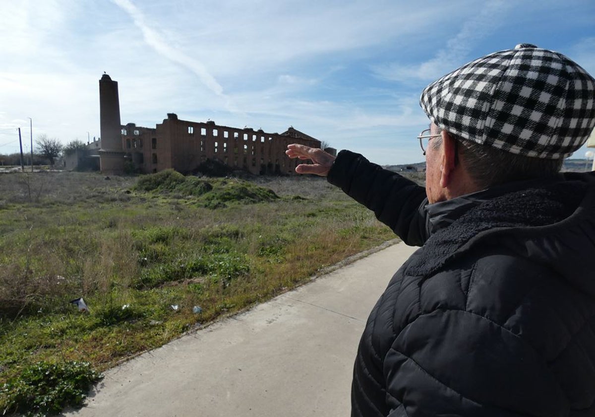 Un vecino de Babilafuente observa la silueta de la gran fábrica de ladrillos en la que trabajó.