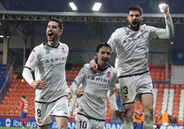 Diego Barri, Luis Chacón y Satrústegui en la celebración de un tanto en la presente campaña.