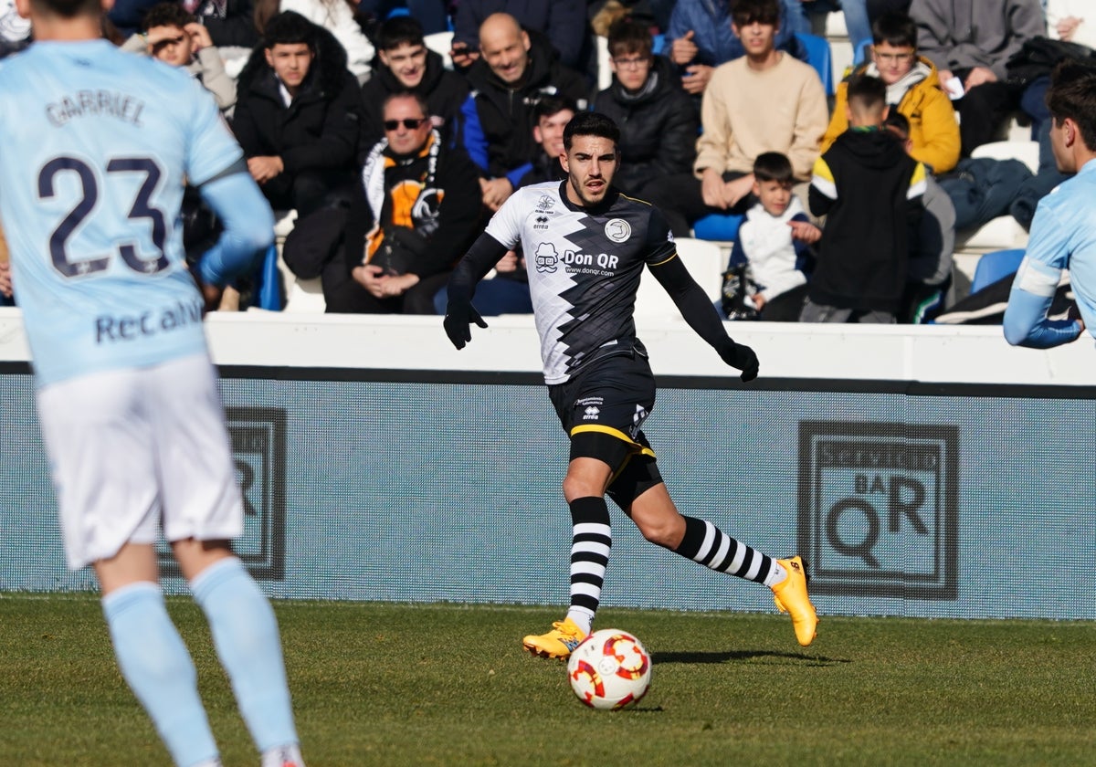 Iván Moreno trata de controlar un balón durante el choque de este pasado domingo.