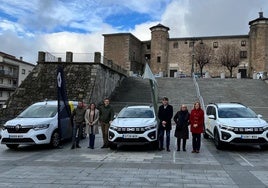 Imagen del alcalde y tres concejales con el personal de la empresa adjudicataria y los nuevos vehículos adquiridos.