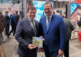 Alfonso Fernández Mañueco y David Mingo, en la presentación en Fitur de la nueva guía con cuatro recorridos en Santa Marta de Tormes.