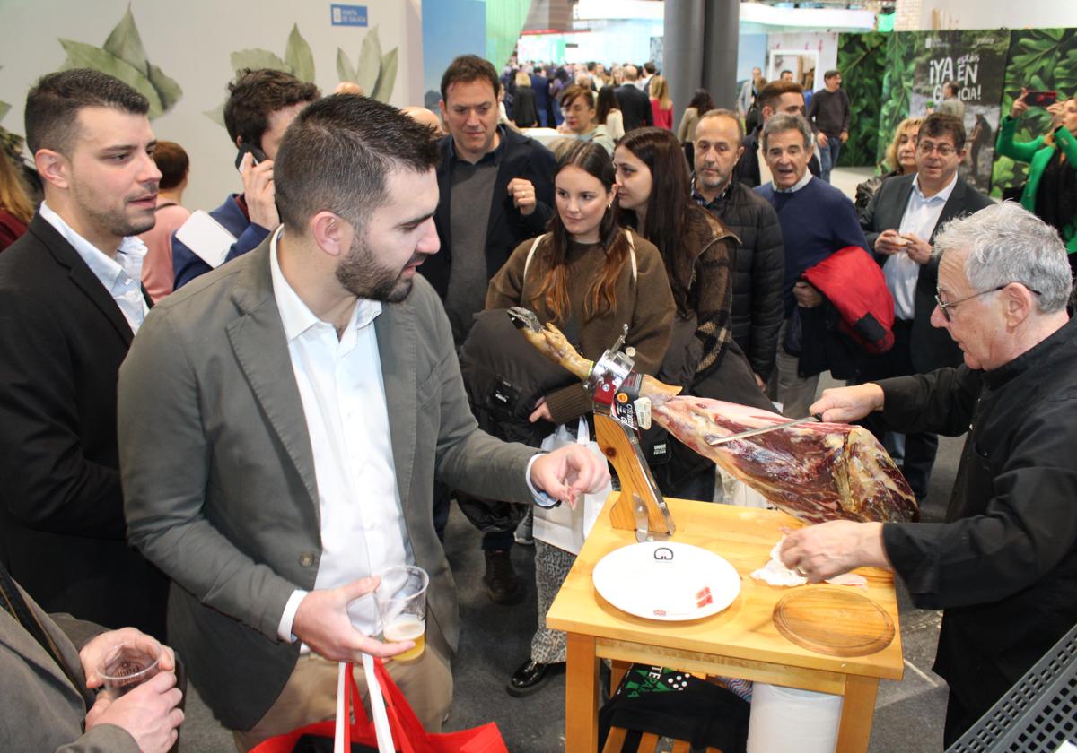 Las degustaciones de jamón, protagonistas del stand de Guijuelo.