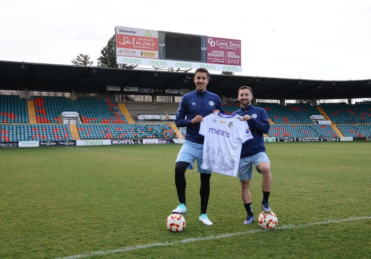 Villapalos y Parra sobre el césped del Helmántico con la camiseta del Salamanca UDS.