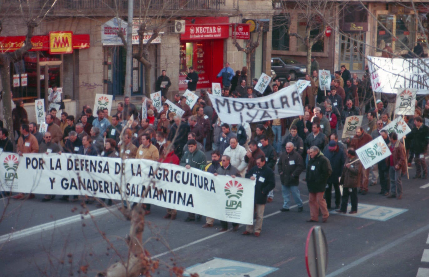 Imagen de la manifestación organizada por la Unión de los Pequeños Agricultores en Salamanca en el año 2000.