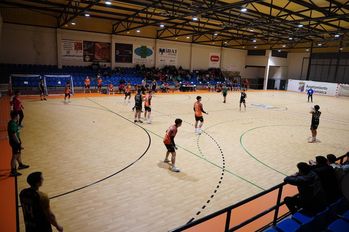 El BM Salamanca estrena el parqué del Río Tormes con derrota