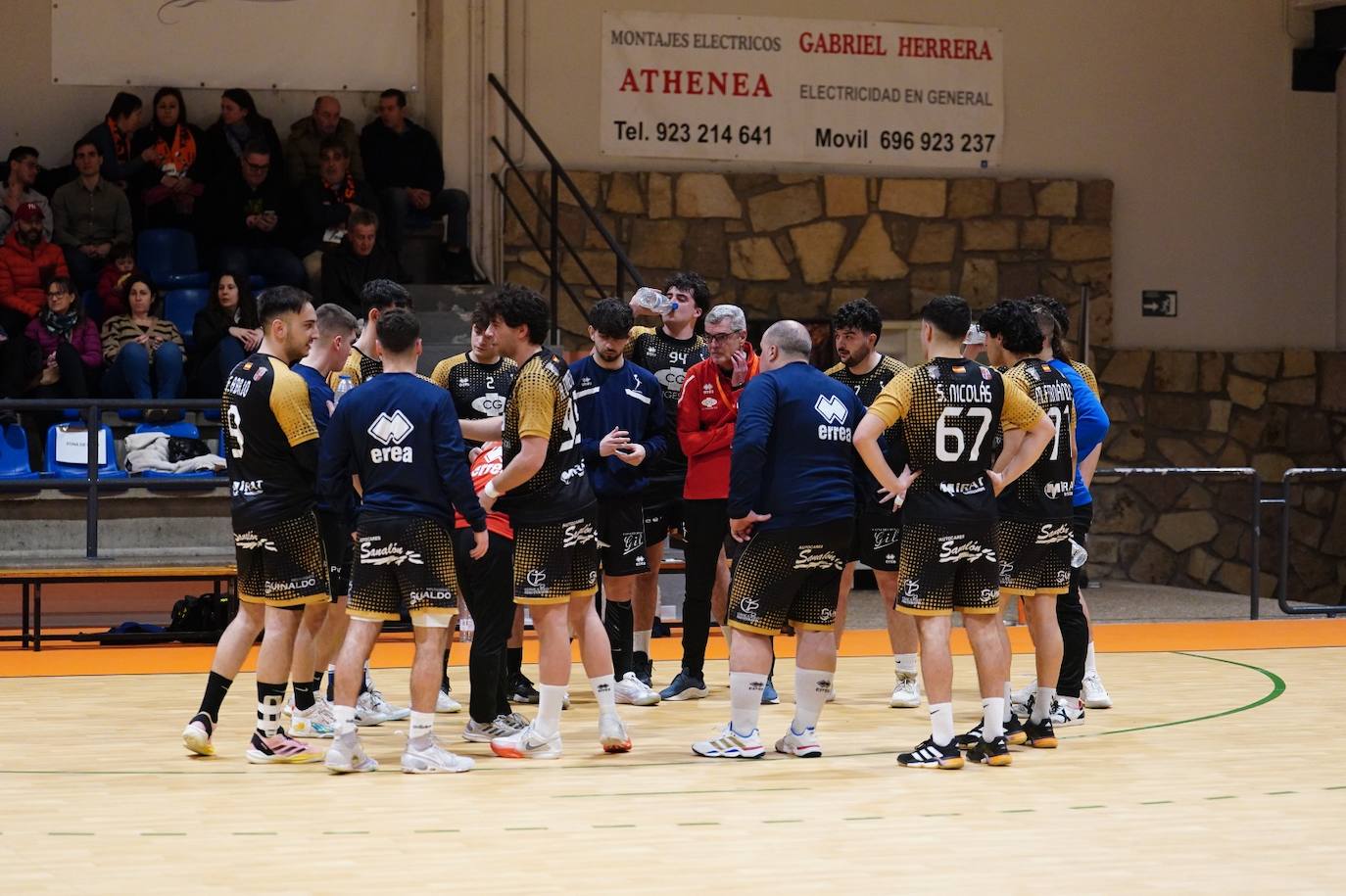 El BM Salamanca estrena el parqué del Río Tormes con derrota