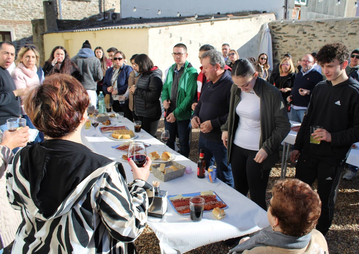 Imagen secundaria 1 - Diferentes momentos de la celebración.