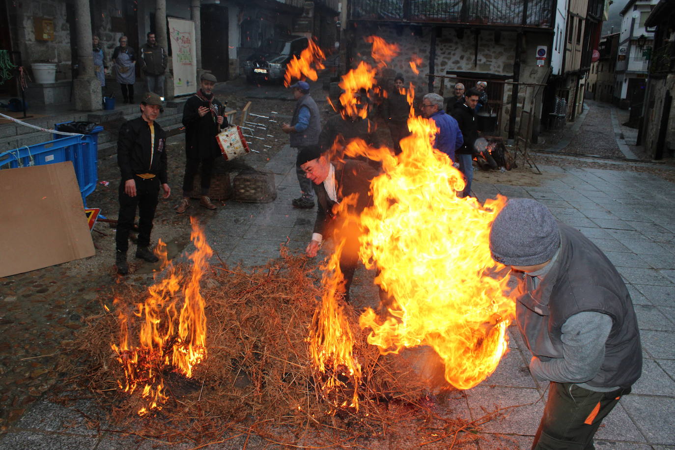 San Esteban de la Sierra disfruta de su matanza tradicional