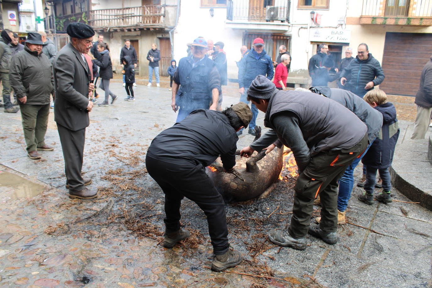 San Esteban de la Sierra disfruta de su matanza tradicional