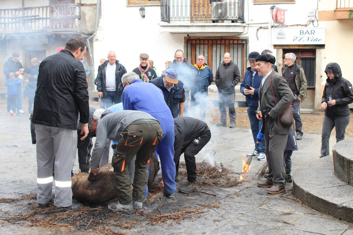 San Esteban de la Sierra disfruta de su matanza tradicional