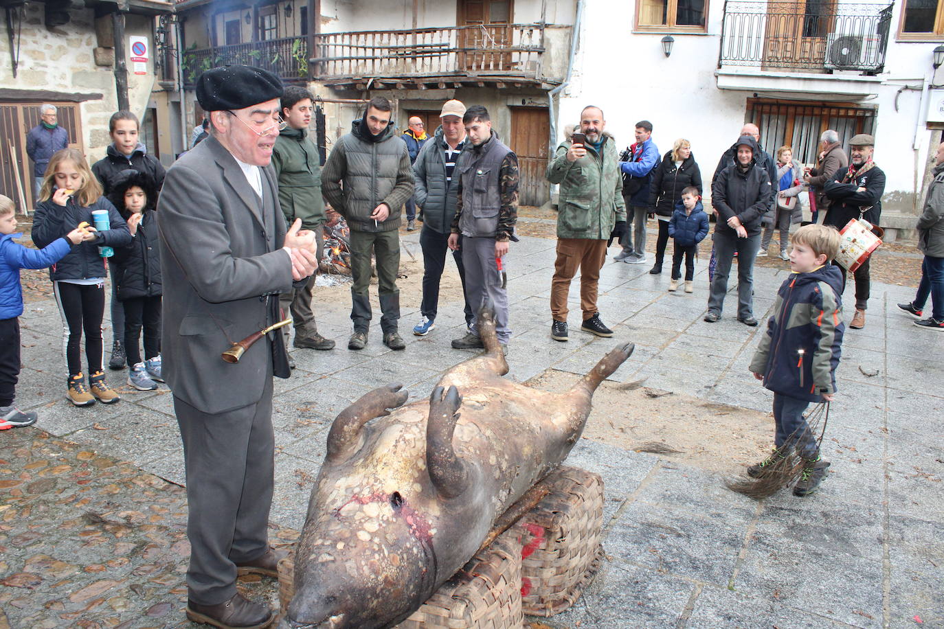 San Esteban de la Sierra disfruta de su matanza tradicional