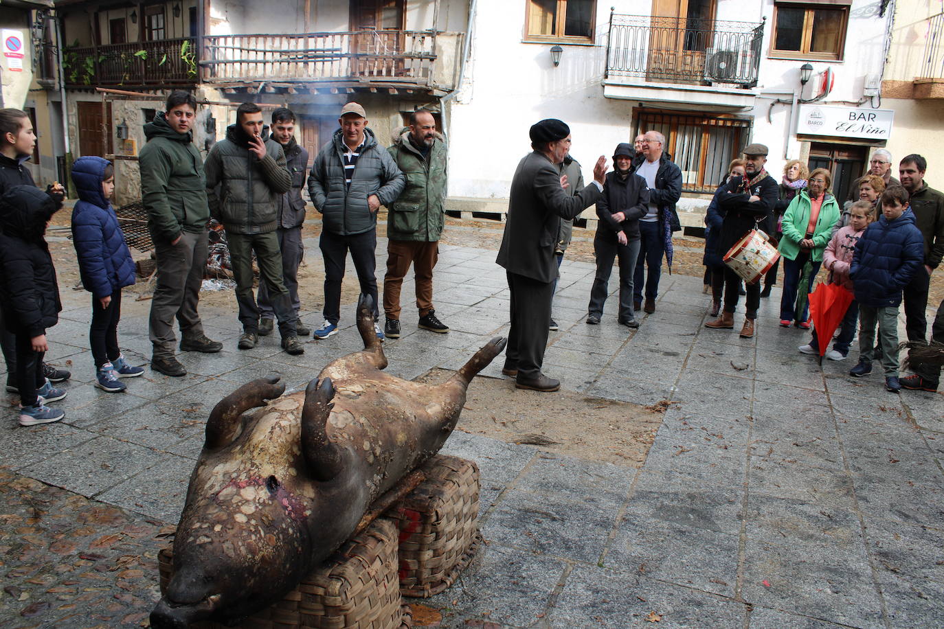 San Esteban de la Sierra disfruta de su matanza tradicional