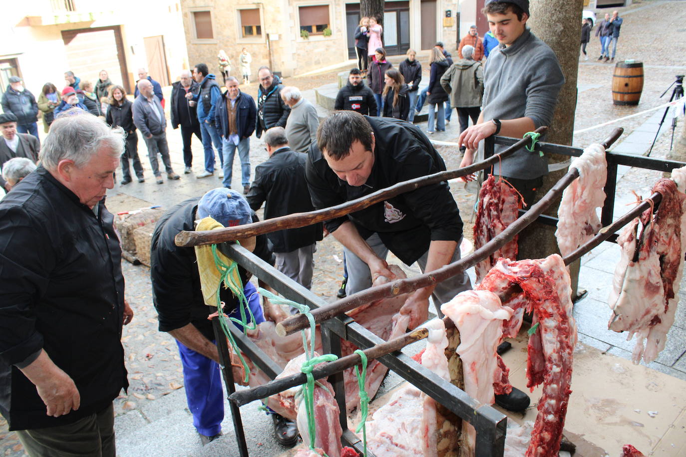 San Esteban de la Sierra disfruta de su matanza tradicional