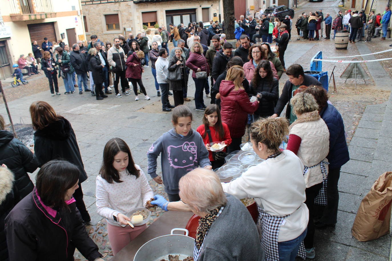 San Esteban de la Sierra disfruta de su matanza tradicional