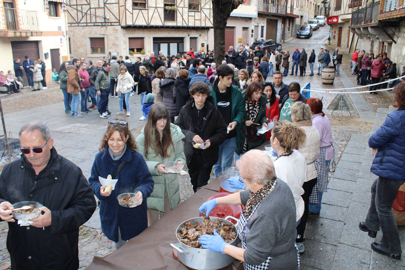 San Esteban de la Sierra disfruta de su matanza tradicional