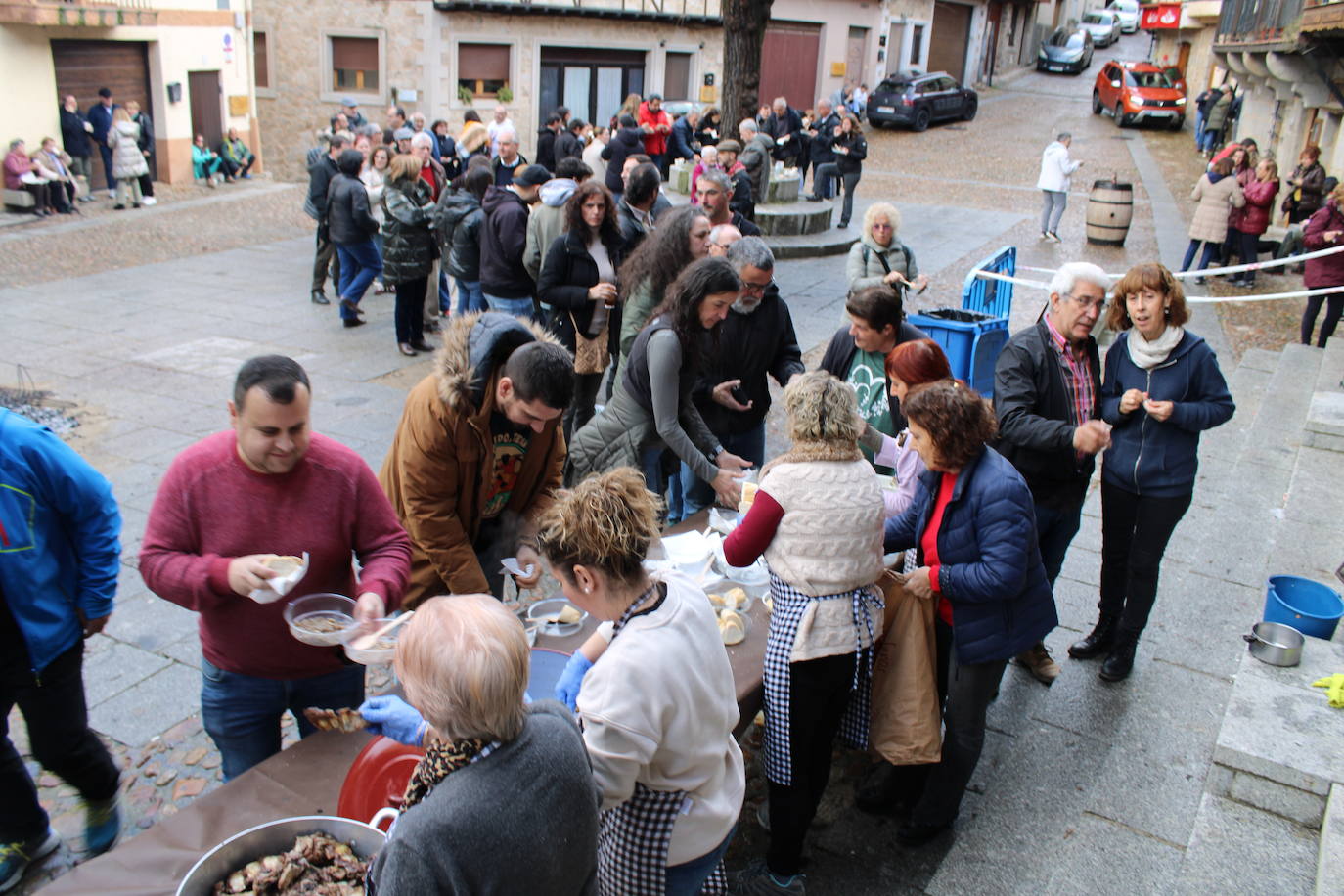 San Esteban de la Sierra disfruta de su matanza tradicional