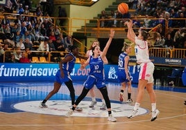 Iyana Martín trata de defender un tiro exterior de Ferrol en el choque de este sábado.