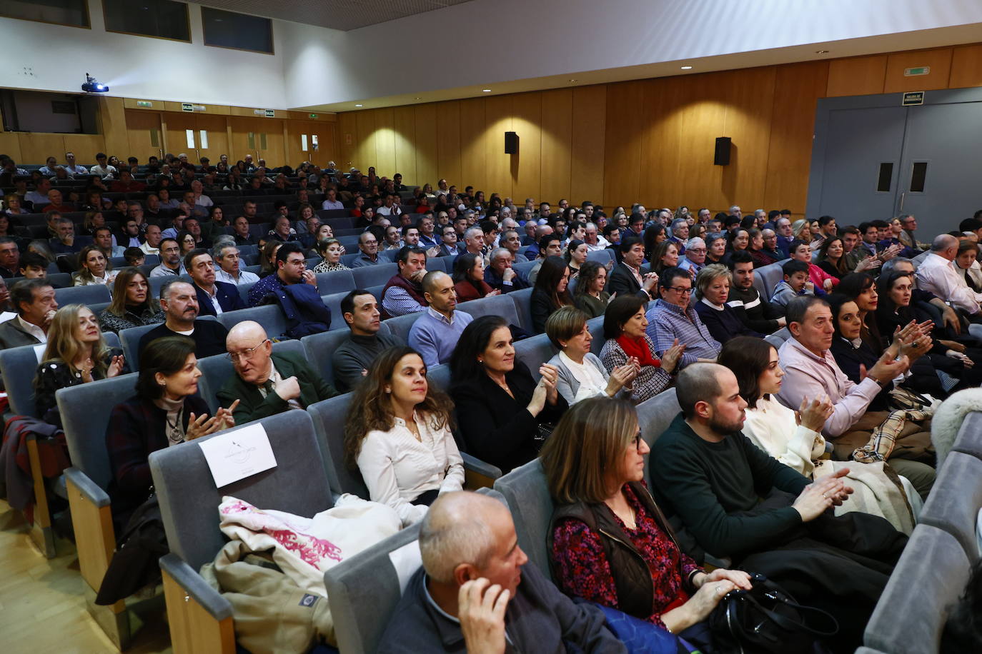 Castaño, desbordado por la admiración y el cariño: así fue el homenaje en MasterClass Toros