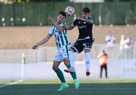 Montes y Caramelo pugnan por alto durante el encuentro de la primera vuelta entre el CD Guijuelo y el Salamanca UDS en el Luis Ramos.