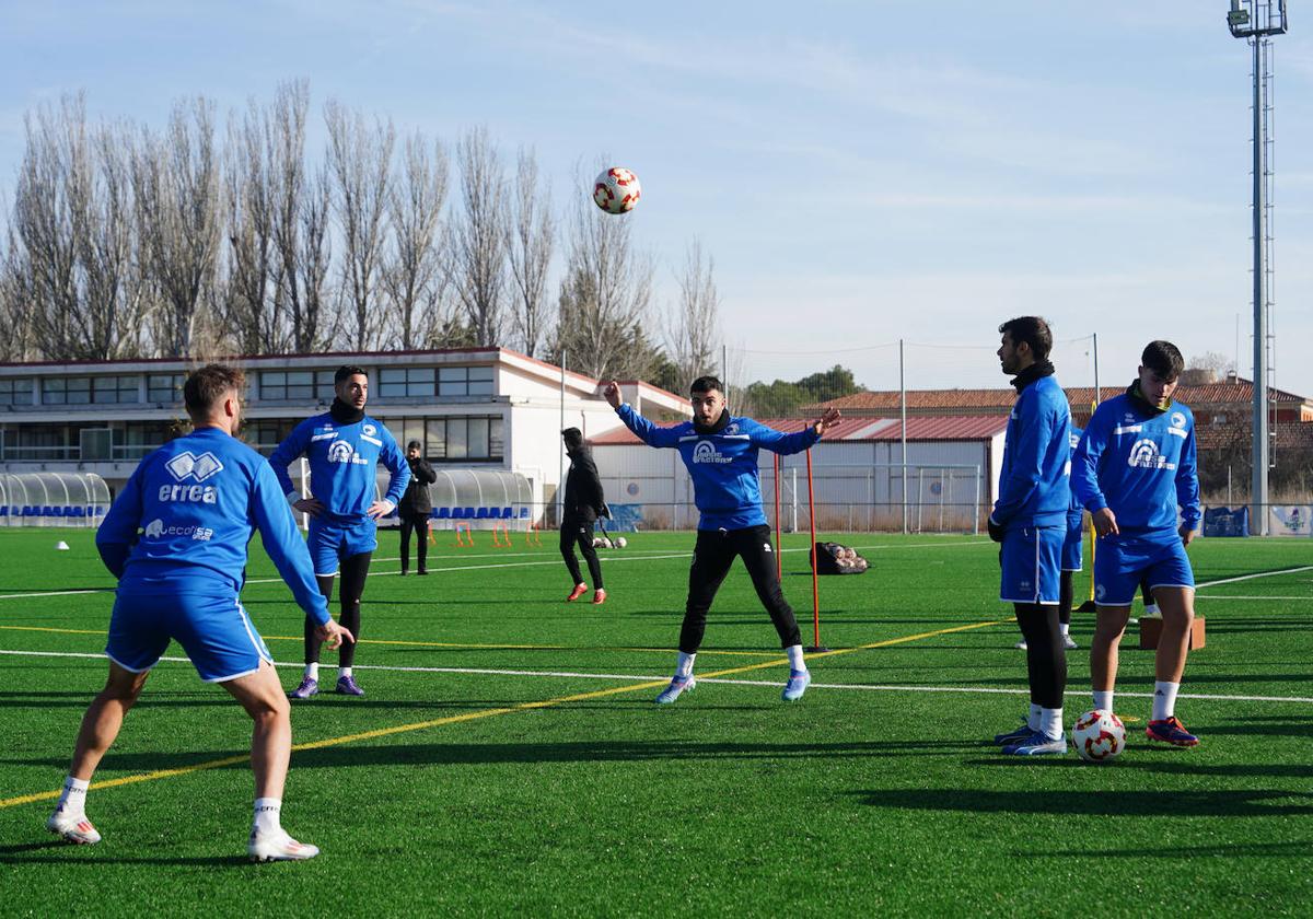 Los jugadores de Unionistas Ramiro, Jonny y De la Nava, en una sesión de entrenamiento en el anexo al Reina Sofía.