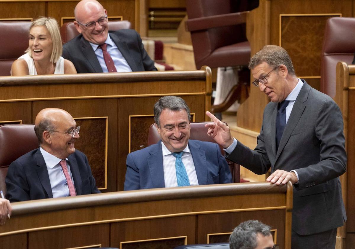 El líder del PP, Alberto Núñez Feijóo, charlando en el Congreso con Aitor Esteban, portavoz del PNV