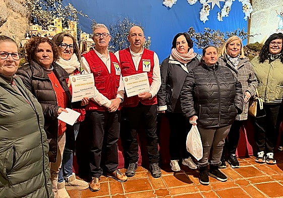 Imagen de integrantes de la Seráfica Hermandad con los voluntarios de la asociación bejarana contra el cáncer.