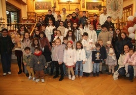 Parte de los niños que acudieron a la fiesta del Niño Jesús de Praga en Alba, en la iglesia basílica de la Anunciación.