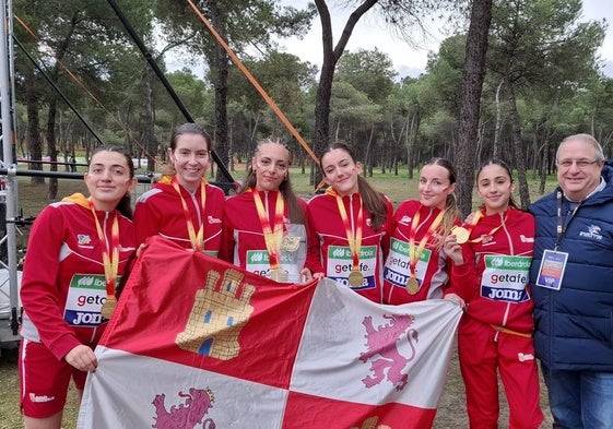 El equipo sub 20 celebra el oro en Getafe con Gerardo García, presidente de la Federación.