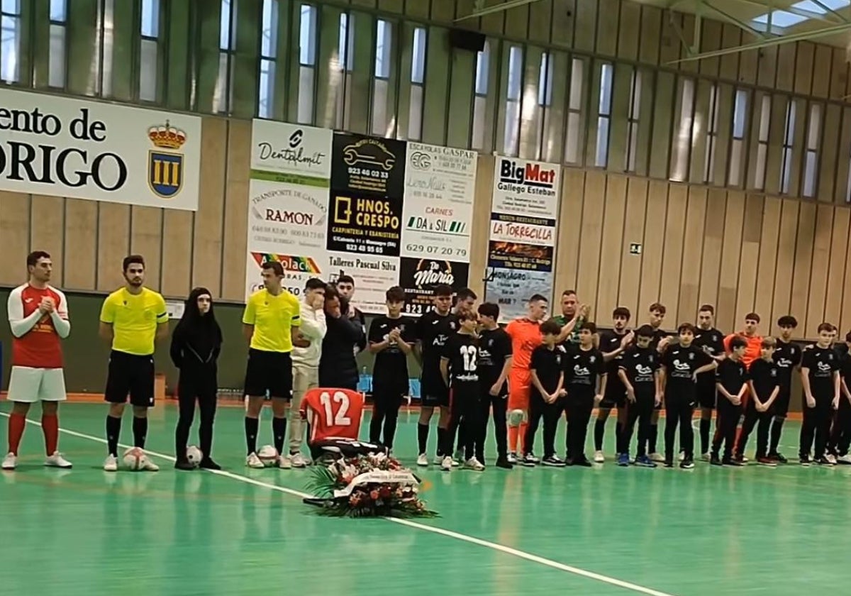 Homenaje y minuto de silencio por Álvaro Pérez presidido por camisetas con su número de dorsal.