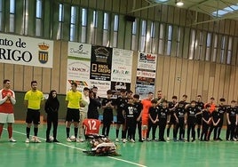 Homenaje y minuto de silencio por Álvaro Pérez presidido por camisetas con su número de dorsal.