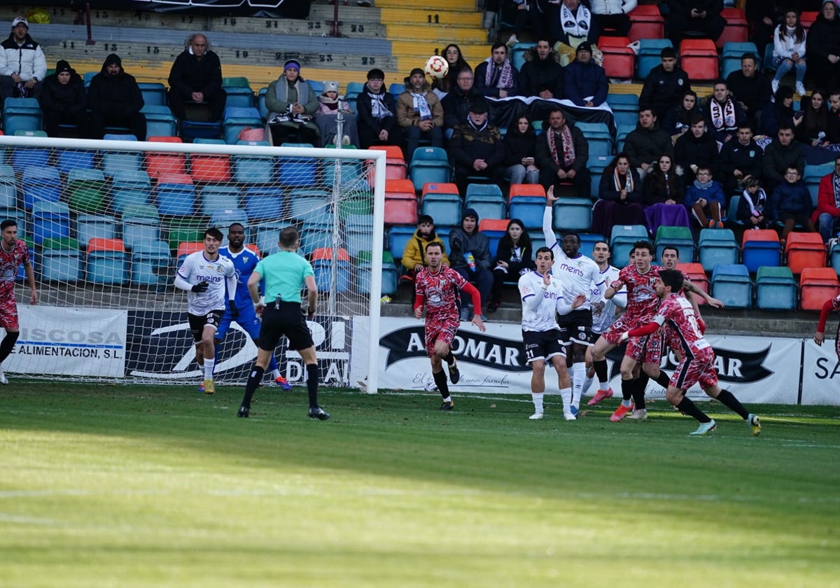 Los jugadores del Salamanca UDS reclaman un córner en el derbi ante el Guijuelo.