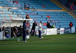 Dueñas dando indicaciones a sus jugadores durante el derbi.