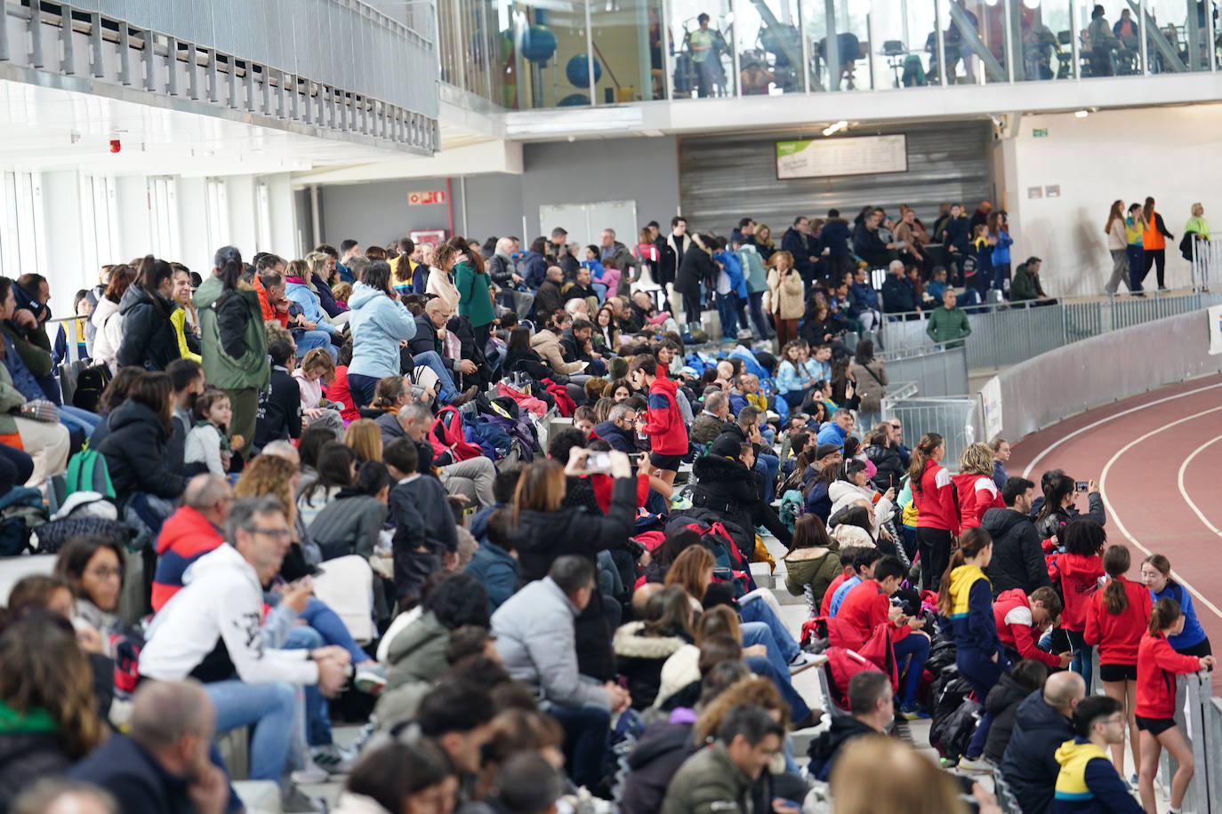 Los escolares estrenan la temporada bajo techo