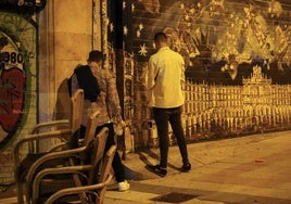 Dos jóvenes orinan contra la fachada de un edificio del centro de Salamanca.