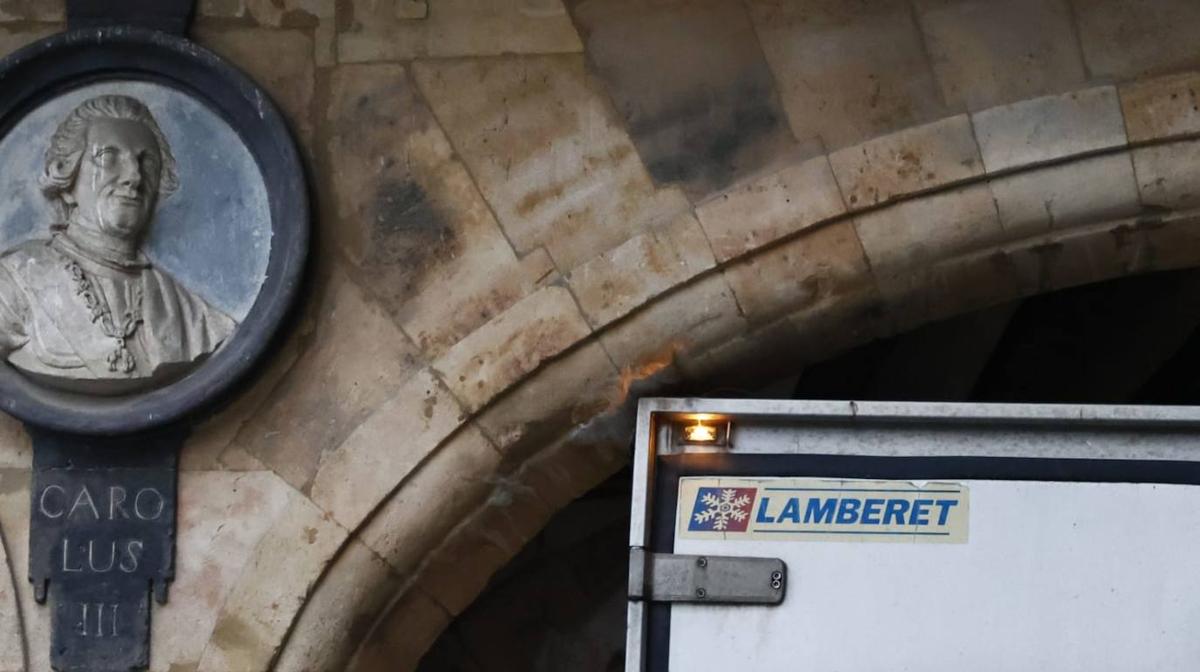 Un camión de reparto de grandes dimensiones daña un arco de la Plaza Mayor