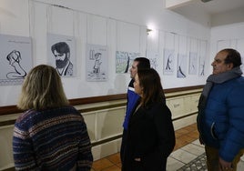 Una pareja disfruta ayer de la exposición en Vialia Estación de Salamanca