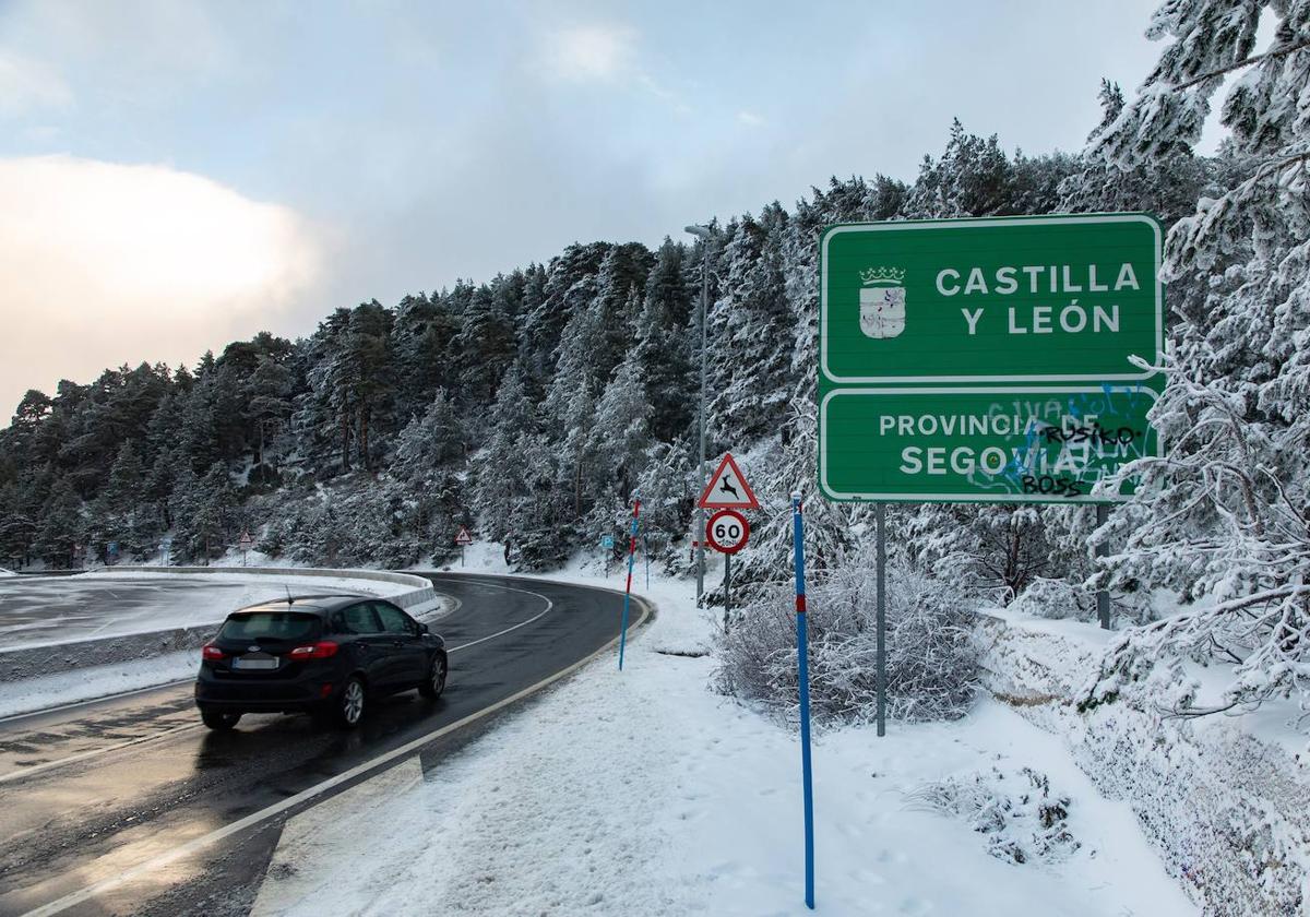 Un coche pasa el límite de Castilla y León.