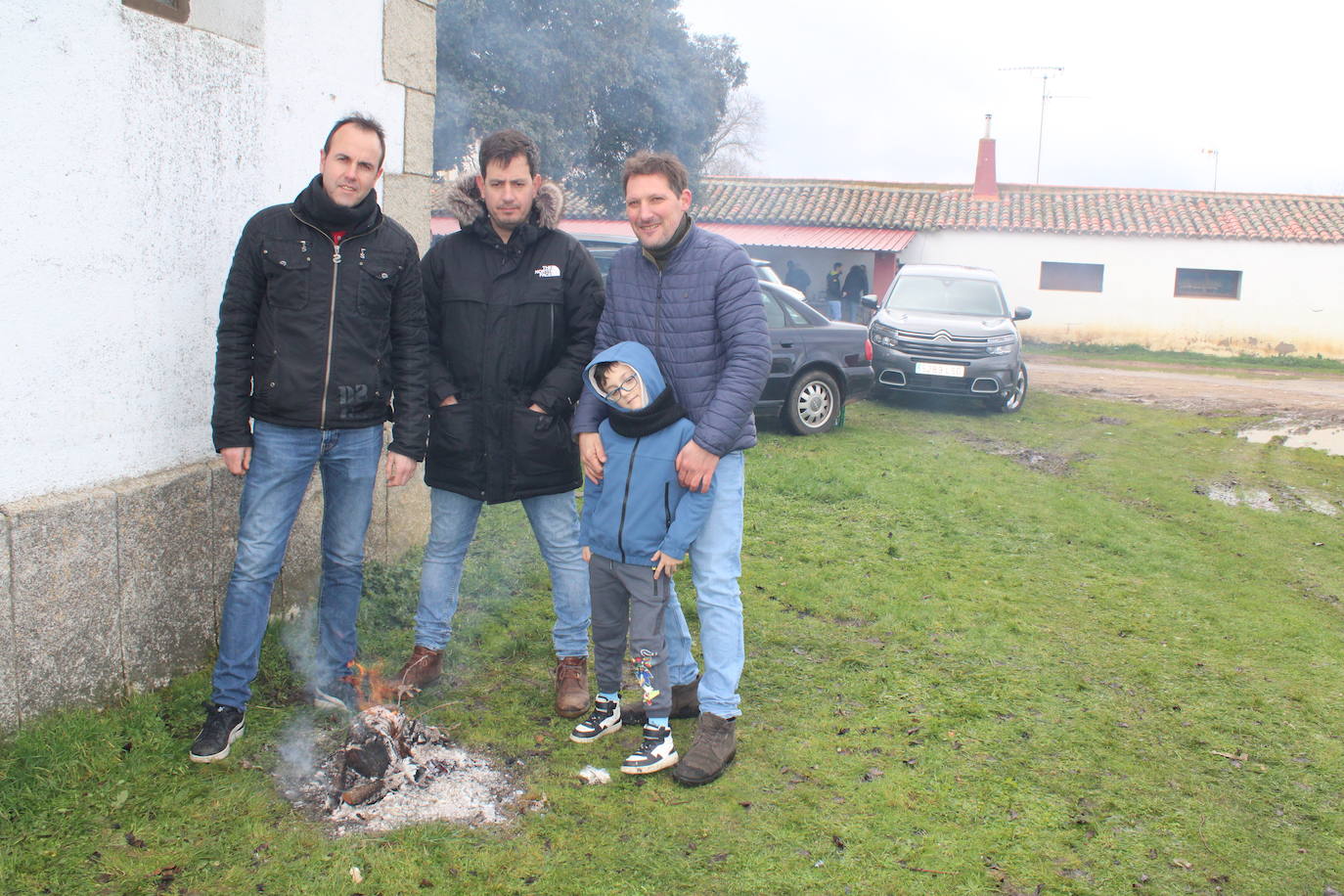 Los vecinos de Valero desafían al frío y disfrutan de una animada víspera de San Valerio