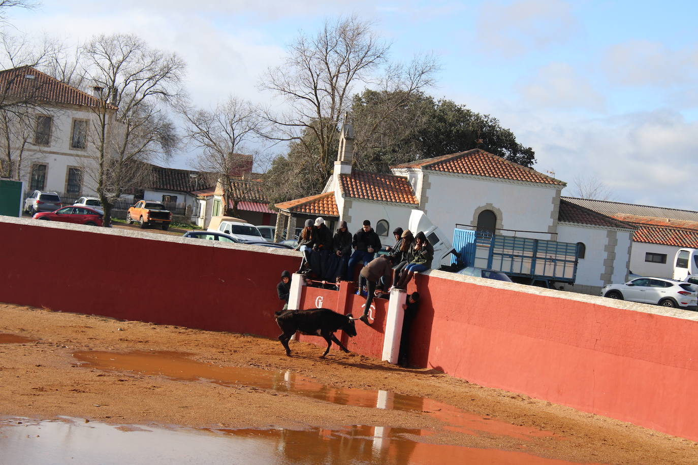 Los vecinos de Valero desafían al frío y disfrutan de una animada víspera de San Valerio