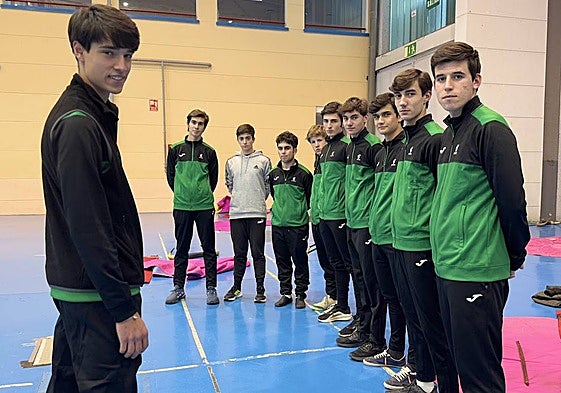 Diego Mateos, junto a algunos de los compañeros de la Escuela que irán este año al Bolsín.