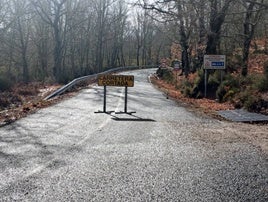 Imagen de la carretera de El Cabaco cortada.