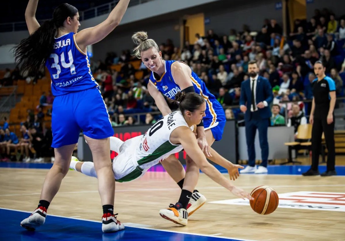 Mariella Fasoula y Laura Gil, en el partido de este martes en Brno.