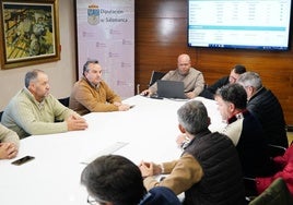 Agricultores y compradores, durante un momento del debate del cereal en la Lonja de Salamanca.