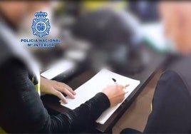 Dos agentes en otra operación contra la distribución de pornografía infantil.