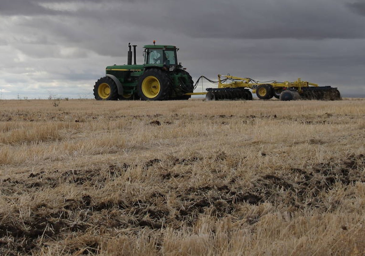 Maquinaria agrícola trabajando la tierra.