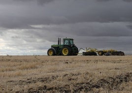 Maquinaria agrícola trabajando la tierra.