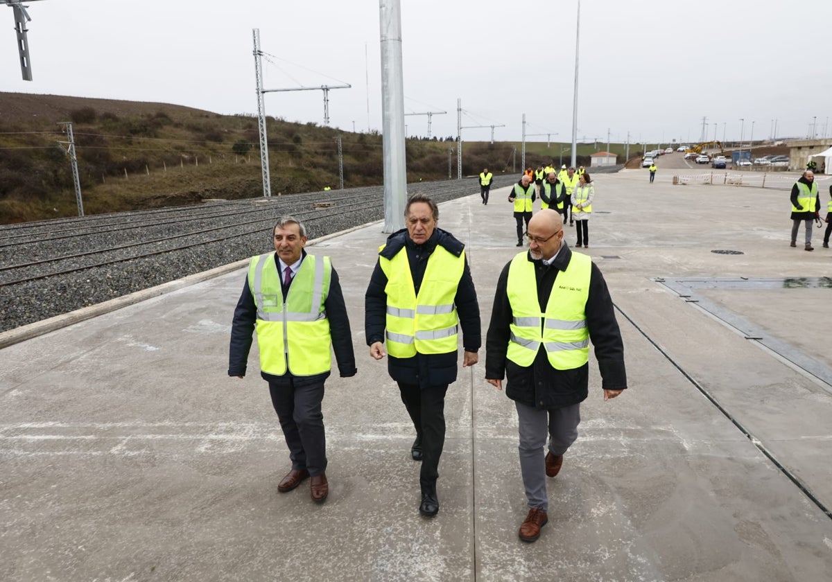 José Luis Sanz, Carlos García Carbayo y Luis Fuentes, en su visita al Puerto Seco.