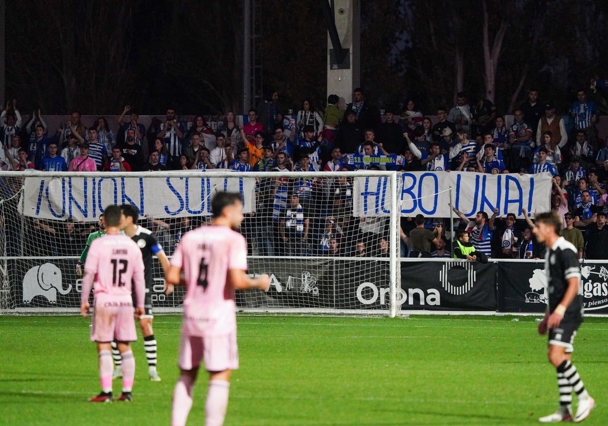 Seguidores de la Ponferradina en el choque entre Unionistas y su club el curso pasado.