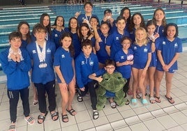 El Acuático Salamanca posa con sus medallas tras el campeonato.